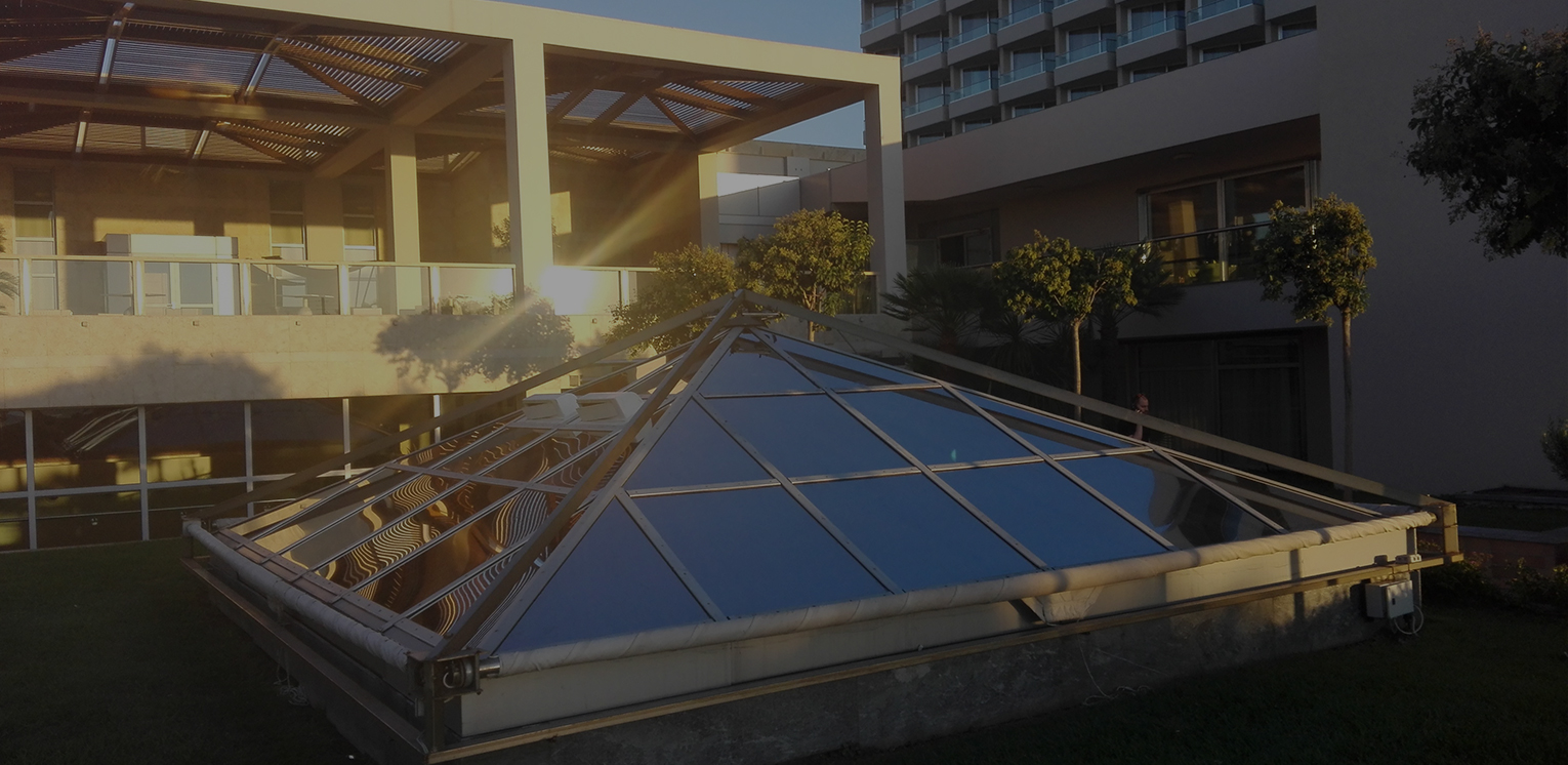 Μεμβράνες ηλιοπροστασίας & ιδιωτικότητας σε γυάλινη πυραμίδα στο ξενοδοχείο DIVANI APOLLON PALACE στην Βουλιαγμένη